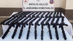 Manavgat'ta 35 ruhsatsız pompalı tüfek ele geçirildi