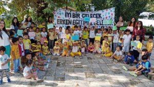 Minikler yaşıtlarını okula çağırdı