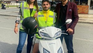 Motosiklet sürücülerine fosforlu yelek dağıtıldı