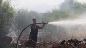 Otluk ve çalılık alanda çıkan yangında, park halindeki tüp kamyonu korkuttu
