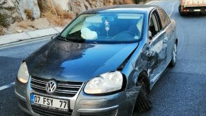 Otomobille kamyon çarpıştı: 2 yaralı