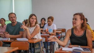 Ruslar ile Ukraynalılar aynı sınıfta Türkçe öğreniyor