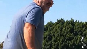 Trafiğe çıkamayacağını öne sürdüğü taksinin üzerine çıktı
