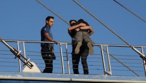 Yaya üst geçidi bariyerlerine çıkan genci polis ikna etti; kucaklaşarak indiler