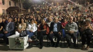 Yeşilköy'de 'Çatlak' sahnelendi