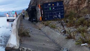 Alanya'da TIR devrildi: 1 yaralı