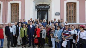 Antalya Lisesi önünde tahsis iptali açıklaması