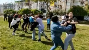 Antalya'da ortaokullu kızlar saç saça kavga etti