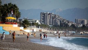 Antalya'da tatilciler denize girip güneşlendi