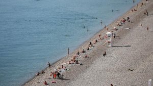 Antalya'da turistler 24 derece su sıcaklığında denize girdi