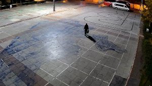 Atatürk Anıtı'na balyozla saldıran şüpheli tutuklandı