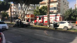 Çarpışan iki otomobil, ağaca çarparak durabildi
