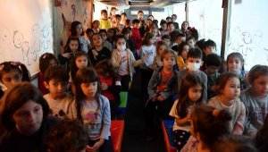 Çocuklar Tiyatro Otobüsü'nü sevdi
