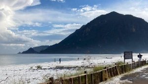 Dünyaca ünlü Çıralı ve Olympos sahili dolu yağışı ile beyaza büründü