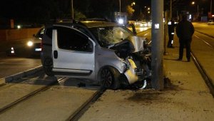 Hafif ticari araç otomobile ve elektrik direğine çarptı; 1 ölü, 3 yaralı