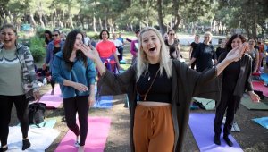 Kadınlar, 'kahkaha yogası' ile enerji depoladı