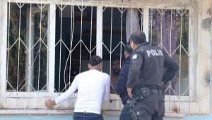 Kardeşini bıçaklayıp, kendisini eve kapattı; güçlükle ikna edildi