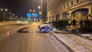 Kontrolden çıkan otomobil kaldırıma çıktı
