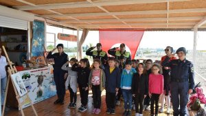 Öğrenciler Atatürk için denize çiçek bıraktı