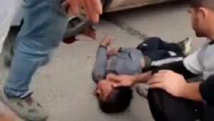 Refüjdeki ağaca takılan çocuğun ayağı, aracın altında kaldı
