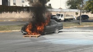 Satış için notere götürmeye hazırlandığı otomobili alev alev yandı