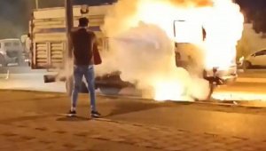 Seyir halindeki kamyonetin alev topuna döndüğü anlar kamerada