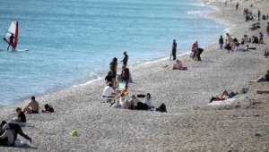 Turistler poyraza aldırmadan denize girdi