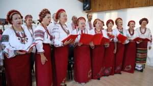 Ukraynalı ve Ruslardan oluşan koro, Atatürk için İzmir Marşı'nı okudu