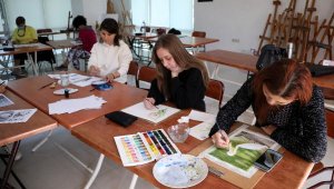 Yerleşik yabancı kadınlar, resim kursunda buluşuyor