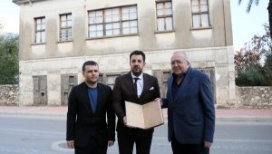 200 yıllık evin çatısından Osmanlıca kayıt defteri çıktı
