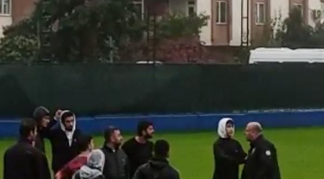 4 kırmızı kartın çıktığı maç sonrası saha karıştı