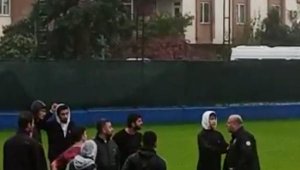 4 kırmızı kartın çıktığı maç sonrası saha karıştı