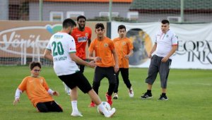 Alanyaspor futbolcuları özel öğrencilerle gösteri maçı yaptı