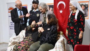 Alzheimer hastalığını tiyatro ile anlattılar