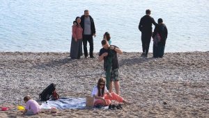 Antalya'da aralık ayında sahil keyfi