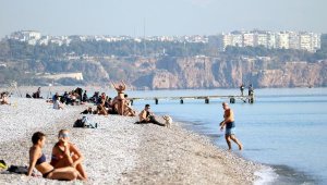Antalya'da deniz suyu sıcaklığı 21 derece, sahil dolu
