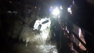 Antalya'da hafif ticari araç, dereye uçtu; 1 ölü