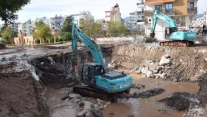 Antalya'da sele neden olan derenin üzerindeki beton yıkılıyor