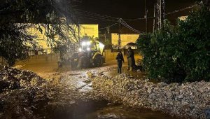 Antalya'nın iki ilçesinde sel felaketi; otomobiller sürüklendi, seralar su altında kaldı
