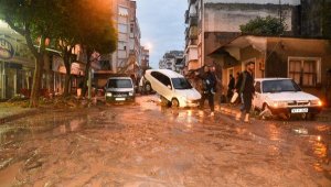 Antalya'nın iki ilçesinde sel felaketi; otomobiller sürüklendi, seralar su altında kaldı