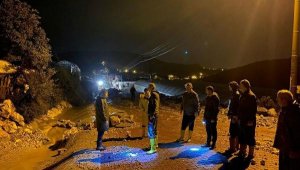 Antalya'nın iki ilçesinde sel felaketi; otomobiller sürüklendi, seralar su altında kaldı