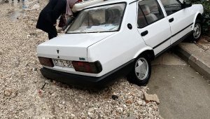Antalya'nın iki ilçesinde sel felaketi; otomobiller sürüklendi, seralar su altında kaldı