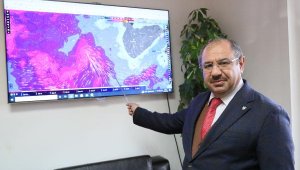 Antalya'nın iki ilçesinde sel felaketi; otomobiller sürüklendi, seralar su altında kaldı