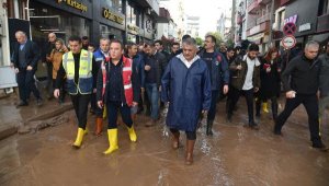 Antalya'nın iki ilçesinde sel felaketi; otomobiller sürüklendi, seralar su altında kaldı