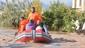 Antalya'nın iki ilçesinde sel felaketi; otomobiller sürüklendi, seralar su altında kaldı