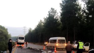 Arızalanan kamyonetini kontrol ederken minibüsün çarpmasıyla öldü