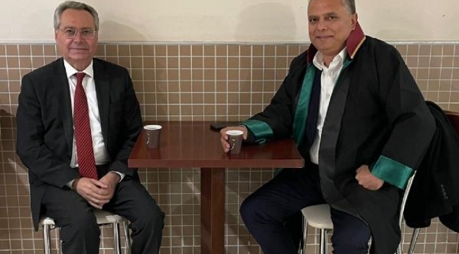 Başkan Uysal, İmamoğlu'na destek için 8 yıl aradan sonra cübbesini giydi