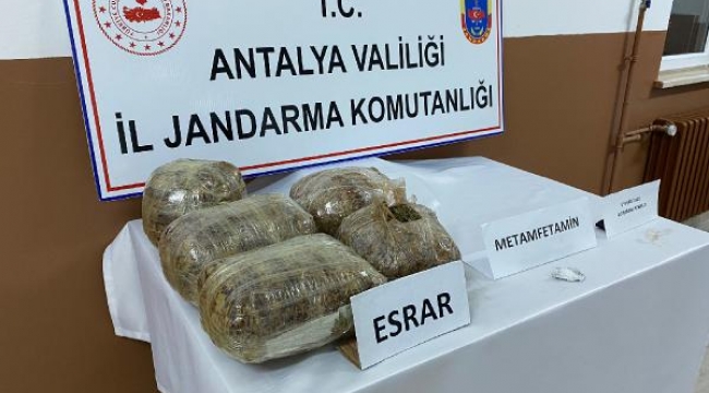 Bavuldaki uyuşturucuyu Elyaf buldu
