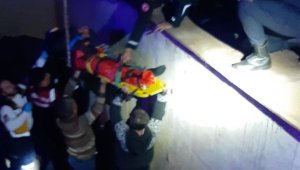 Boş havuza düşen zabıta yaralandı