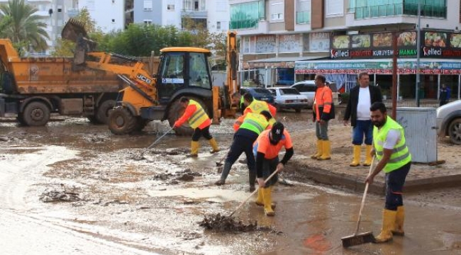 Büyükşehir, afetin izlerini silmek için gece gündüz çalışıyor